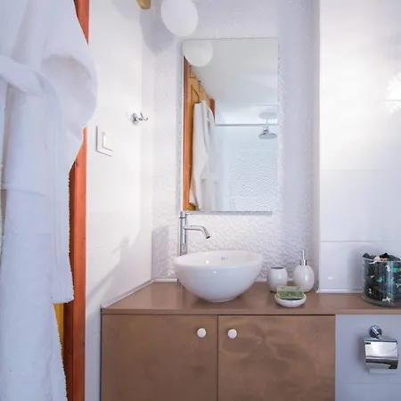 Nissos By Prime Herszonisszosz